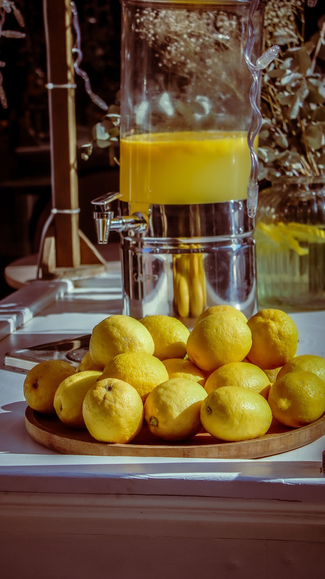 Lemonade dispenser with fresh lemons